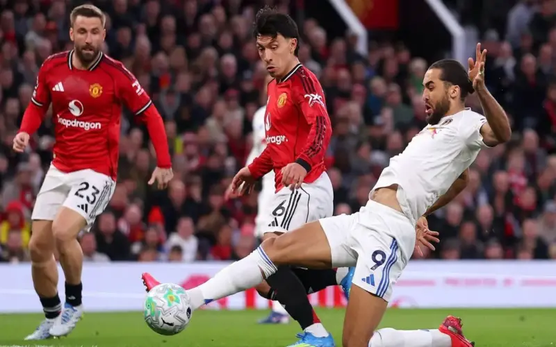 مانشستر يونايتد يرفع من حدة المنافسة على المراكز الأربعة الأولى في الدوري الإنجليزي الممتاز.
